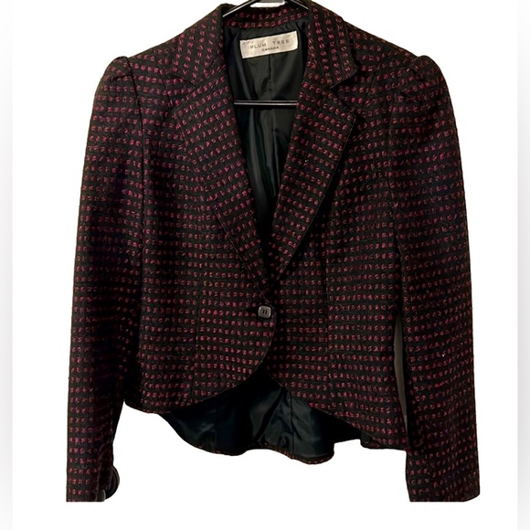 Cute short blazer with an asymmetrical look. Shorter in the front than the back. - Picture 1 of 5